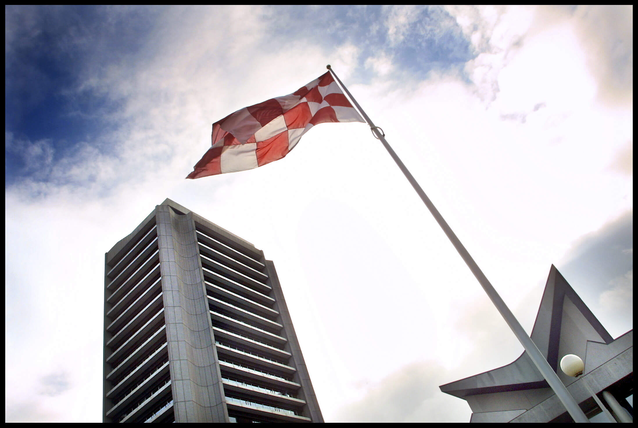 Foto van de vlag van Noord-Brabant voor een gebouw